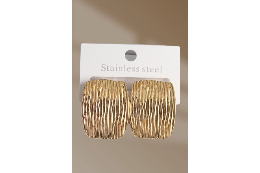 Shoecide Pirinç Gold Renk İşlemeli Kare Plaka Model Kadın Küpe