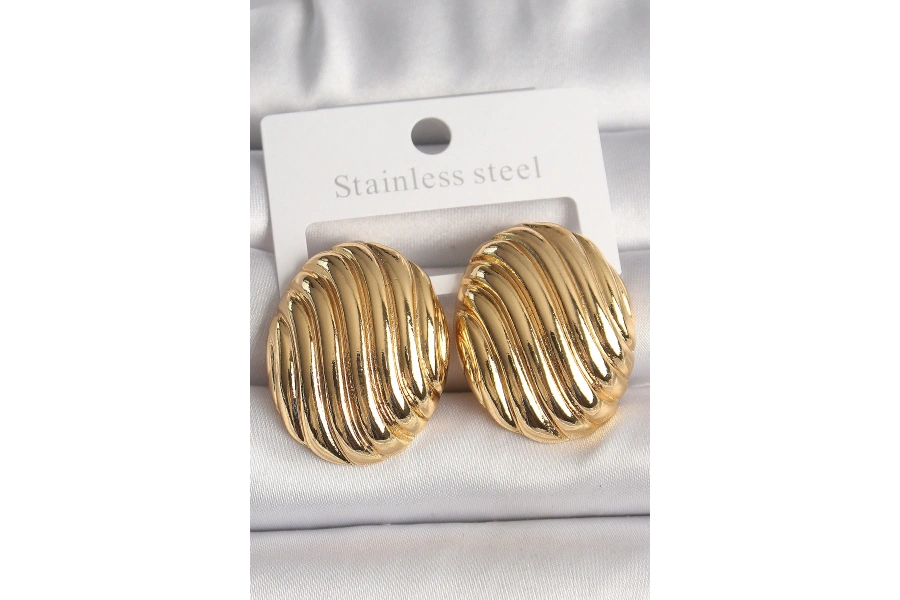 Shoecide Pirinç Gold Renk İşlemeli Oval Model Kadın Küpe