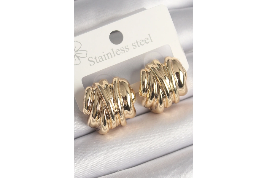 Shoecide Pirinç Gold Renk İşlemeli Yarım Halka Model Kadın Küpe