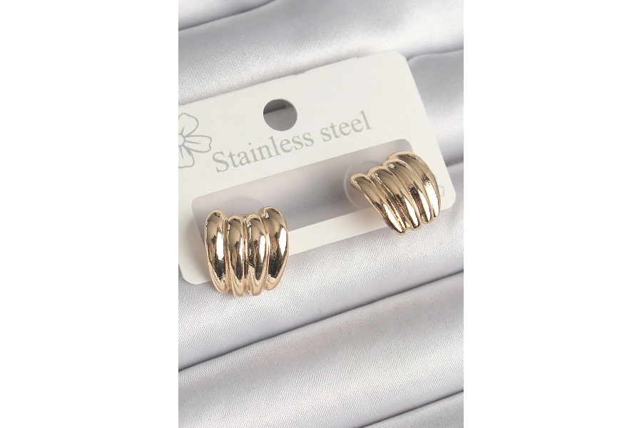 Shoecide Pirinç Gold Renk İşlemeli Yarım Halka Model Kadın Küpe