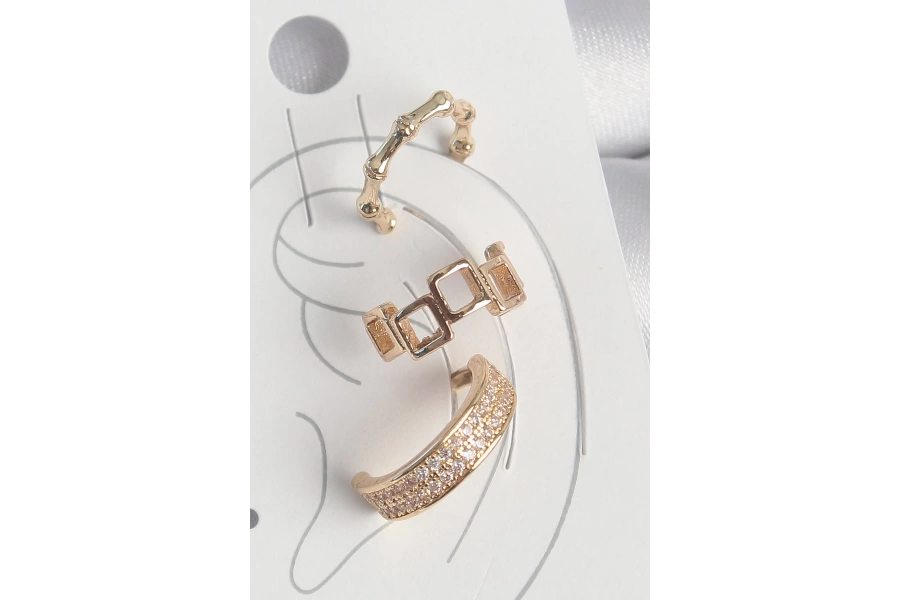 Shoecide Pirinç Gold Renk Kare Model Zirkon Taşlı 3lü Model Kadın Kıkırdak Küpe