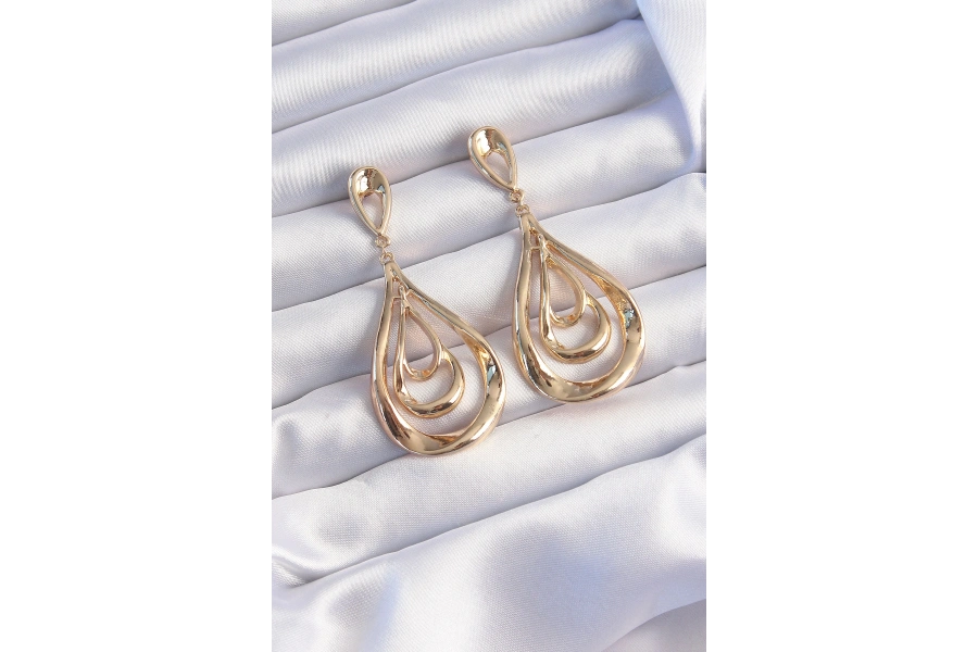 Shoecide Pirinç Gold Renk Kıvrımlı Damla Görünüm Sallantılı Küpe