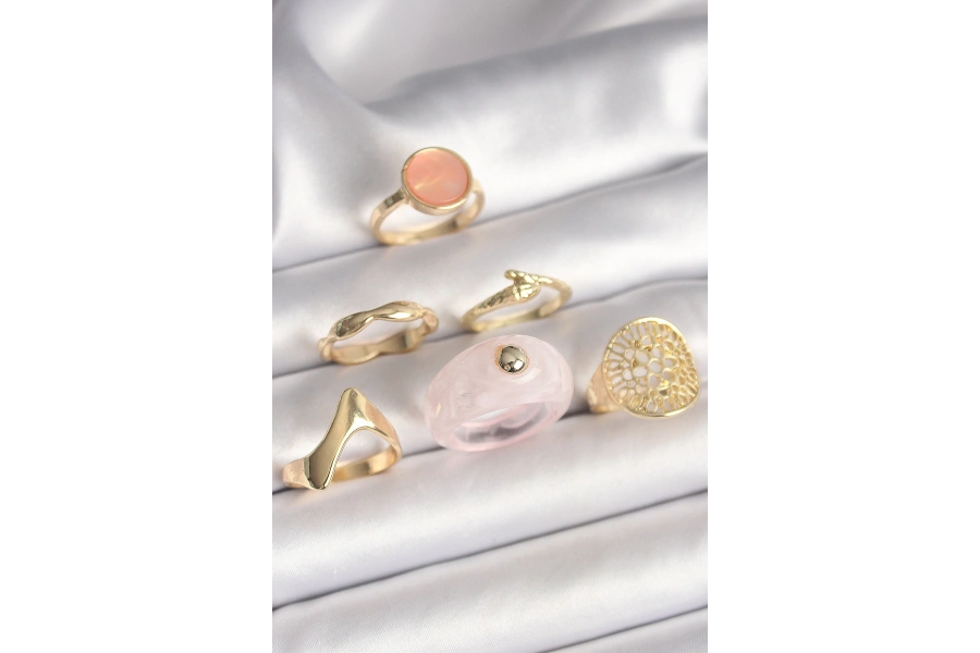 Shoecide Pirinç Gold Renk Pembe Plastik Yüzük Model Daire Pembe Mine Yılan Detay 6lı Kadın Yüzük Seti
