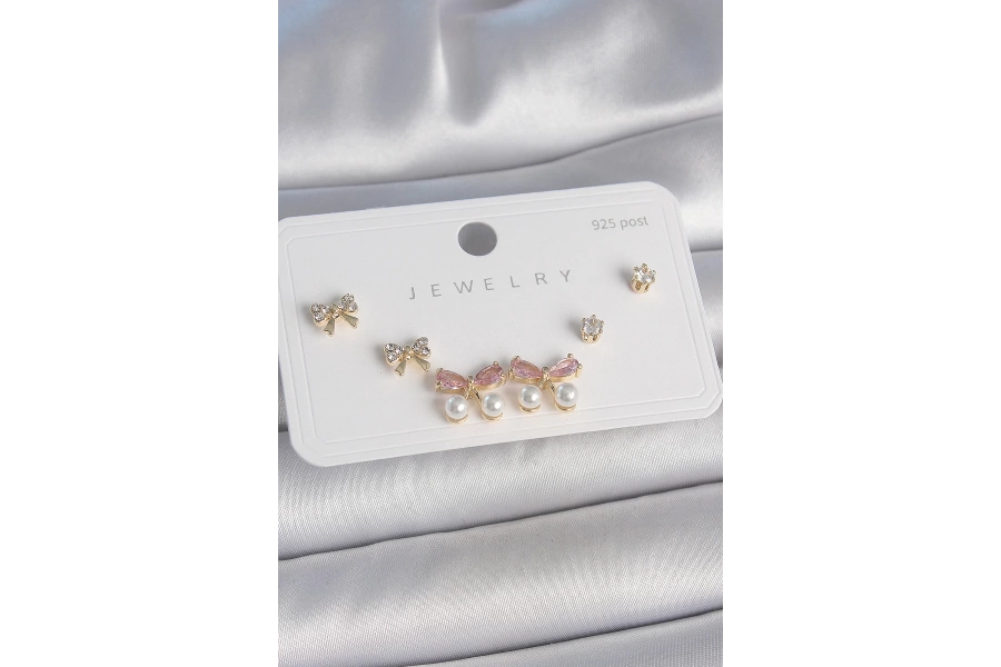Shoecide Pirinç Gold Renk Pembe Zirkon Taşlı Fiyonk Model İnci Detay 925 Ayar Gümüş Çivi Kadın Küpe Seti