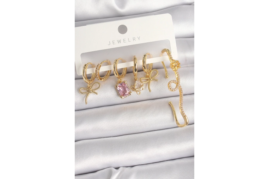 Shoecide Pirinç Gold Renk Sallantı Kurdele Model Pembe Kare Zirkon Taşlı Kadın Küpe Seti