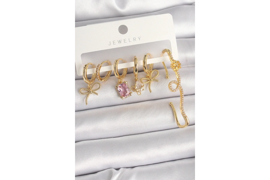 Shoecide Pirinç Gold Renk Sallantı Kurdele Model Pembe Kare Zirkon Taşlı Kadın Küpe Seti