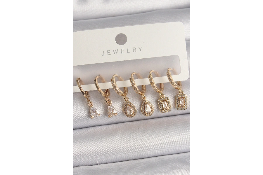 Shoecide Pirinç Gold Renk Sallantı Zirkon Taşı Damla Model Kadın Küpe Seti