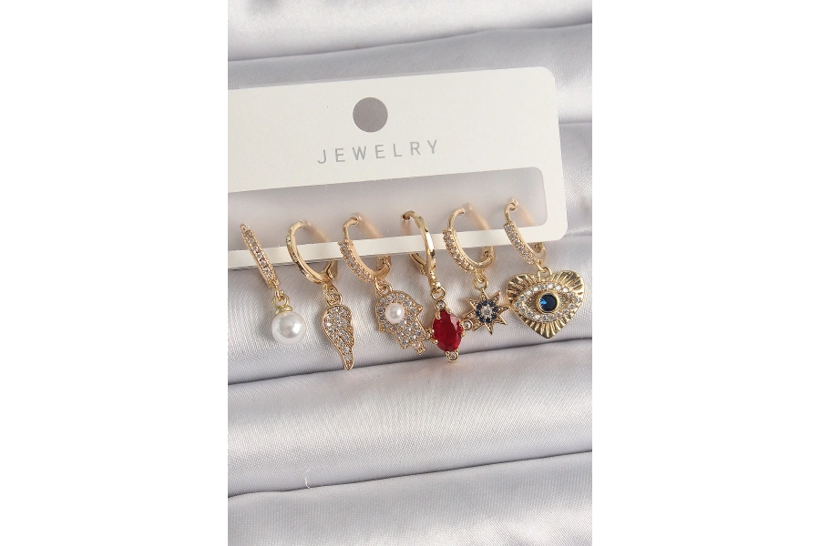 Shoecide Pirinç Gold Renk Sallantı Zirkon Taşlı Fatma Ana El Figür Kadın Küpe Seti
