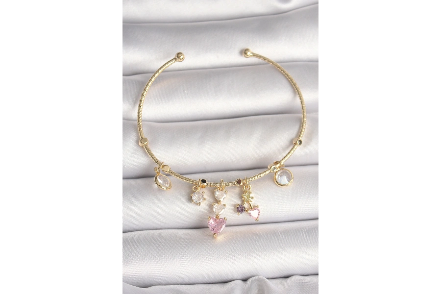 Shoecide Pirinç Gold Renk Sallantı Zirkon Taşlı Kalp Figür Pembe Kalp Detay Charm Kadın Bileklik