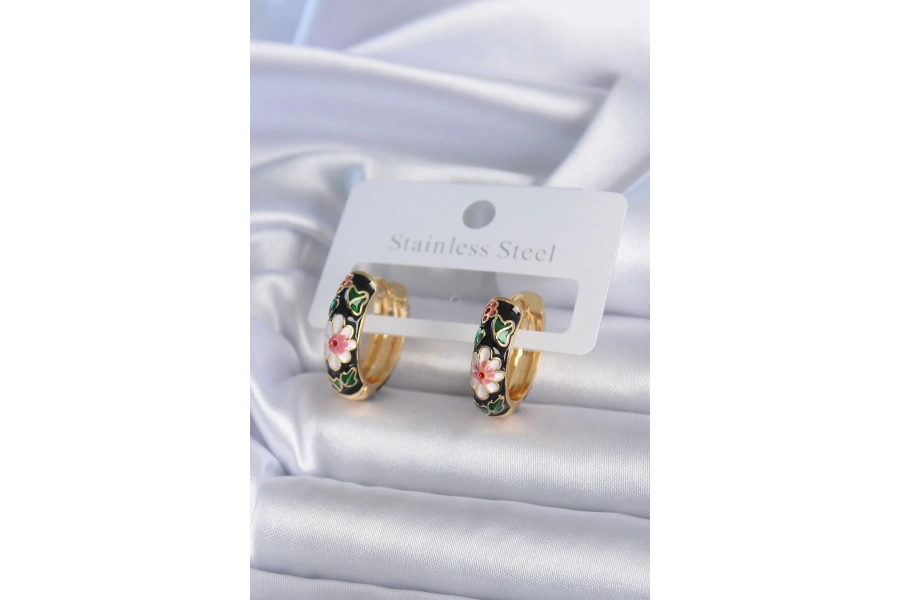 Shoecide Pirinç Gold Renk Siyah Çiçek İşleme Kadın Küpe