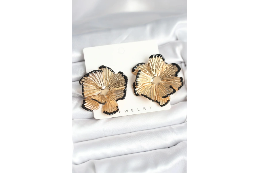 Shoecide Pirinç Gold Renk Siyah Mine Detaylı Lotus Kadın Küpe