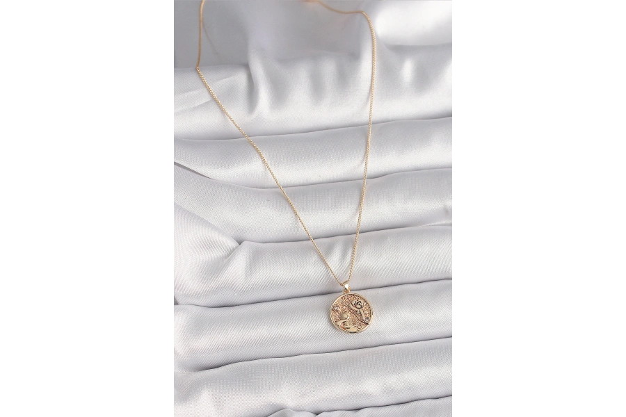 Shoecide Pirinç Gold Renk Zirkon Taş Detaylı Gül İşleme Madalyon Model Kadın Kolye