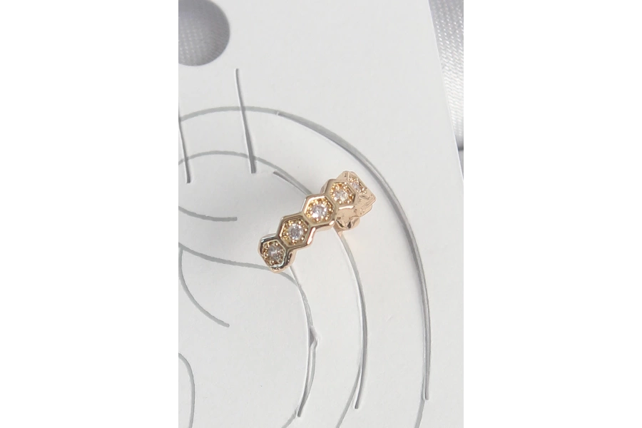 Shoecide Pirinç Gold Renk Zirkon Taşlı Bal Peteği Model Kadın Kıkırdak Küpe