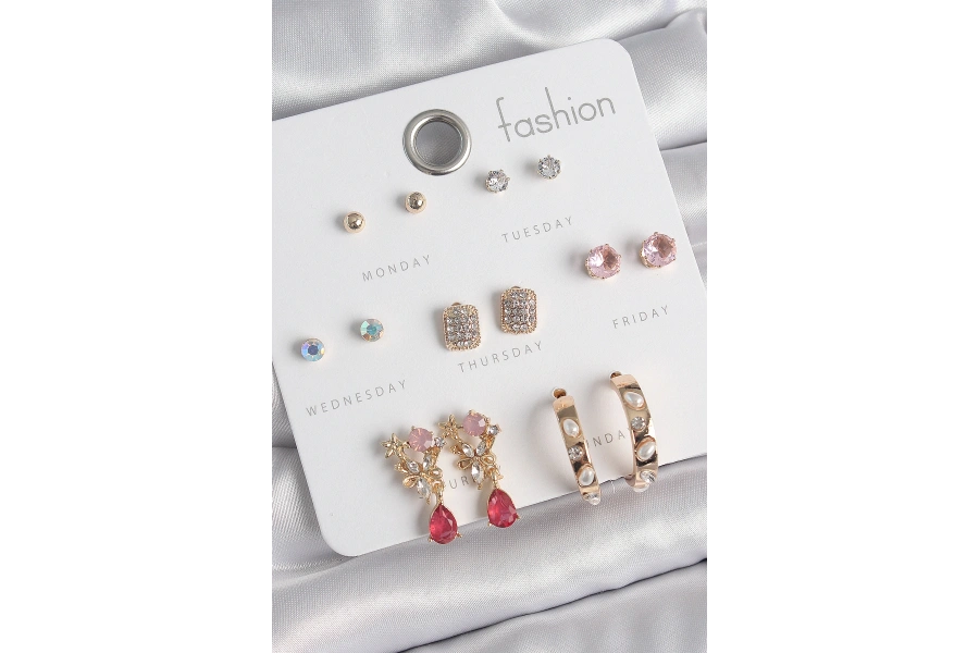 Shoecide Pirinç Gold Renk Zirkon Taşlı Çiçek Figür İncili Halka Figür 7 Çift Kadın Küpe Seti