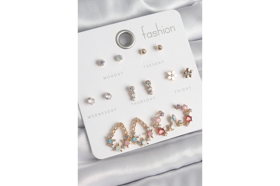 Shoecide Pirinç Gold Renk Zirkon Taşlı Damla Model Yıldız Detaylı 7 Çift Kadın Küpe Seti