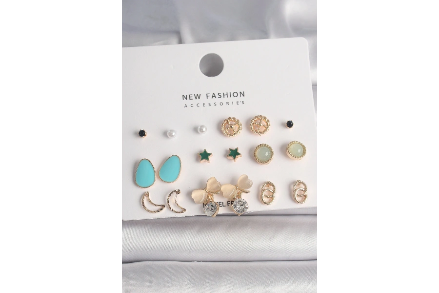 Shoecide Pirinç Gold Renk Zirkon Taşlı Fiyonk Hilal Figür 9 Çift Kadın Küpe Seti