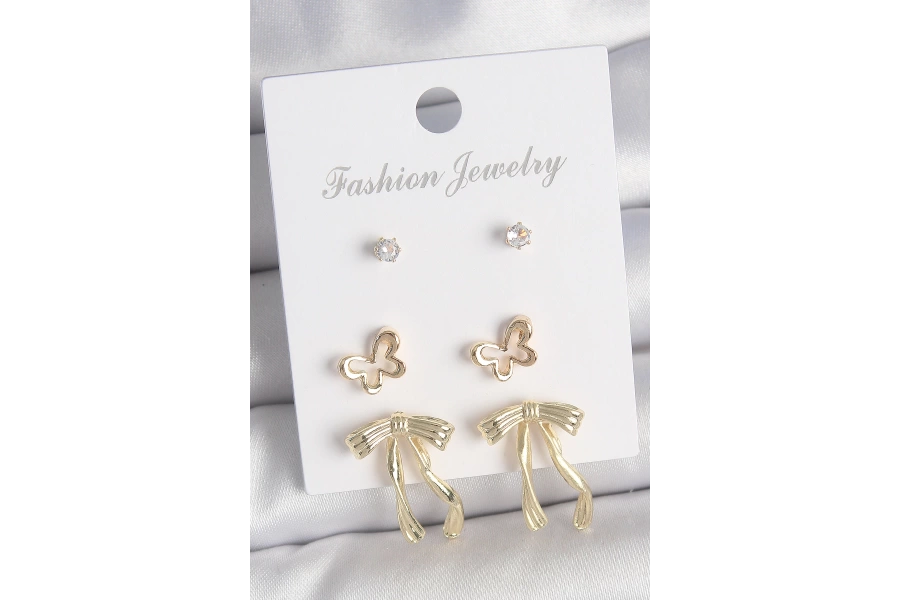 Shoecide Pirinç Gold Renk Zirkon Taşlı Fiyonk Model Kelebek Detay 3 Çift Kadın Küpe Seti