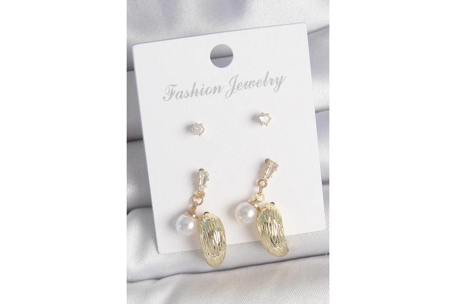 Shoecide Pirinç Gold Renk Zirkon Taşlı İncili Sallantılı İşlemeli Damla Model 3 Çift Kadın Küpe Seti