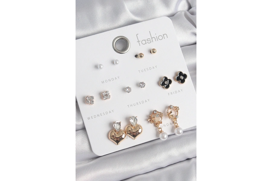 Shoecide Pirinç Gold Renk Zirkon Taşlı Kalp Figür Siyah Yonca Detay 7 Çift Kadın Küpe Seti