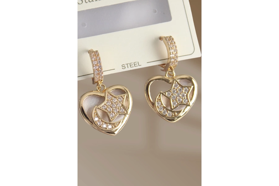 Shoecide Pirinç Gold Renk Zirkon Taşlı Kalp Model Ay Yıldız İşleme Kadın Küpe