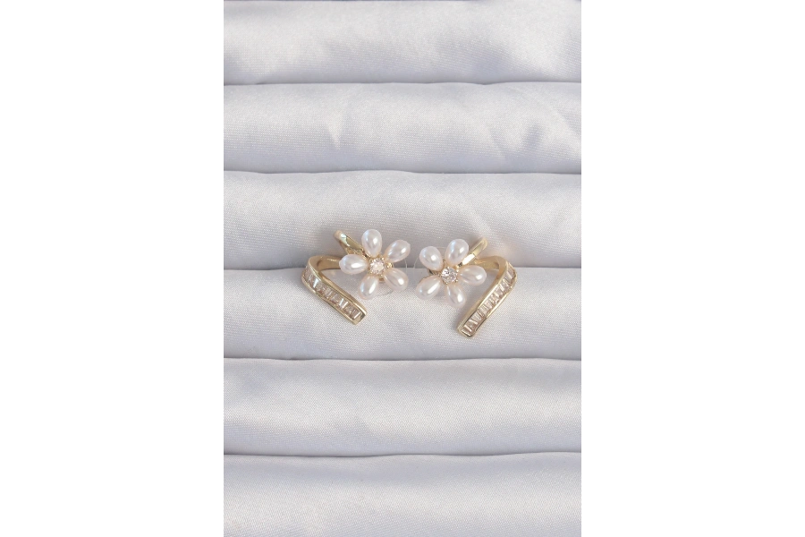 Shoecide Pirinç Gold Renk Zirkon Taşlı Kıvrımlı İnci Çiçek Küpe