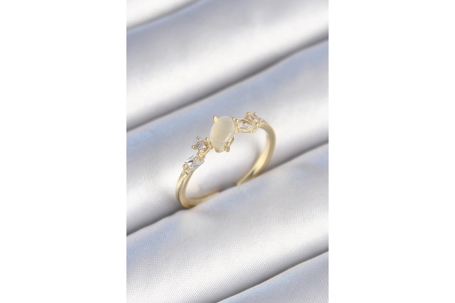 Shoecide Pirinç Gold Renk Zirkon Taşlı Oval Beyaz Mineli Kadın Yüzük