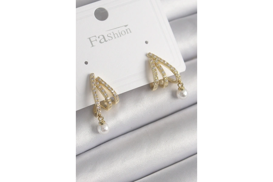 Shoecide Pirinç Gold Renk Zirkon Taşlı Pençe Model İnci Detay Kadın Küpe