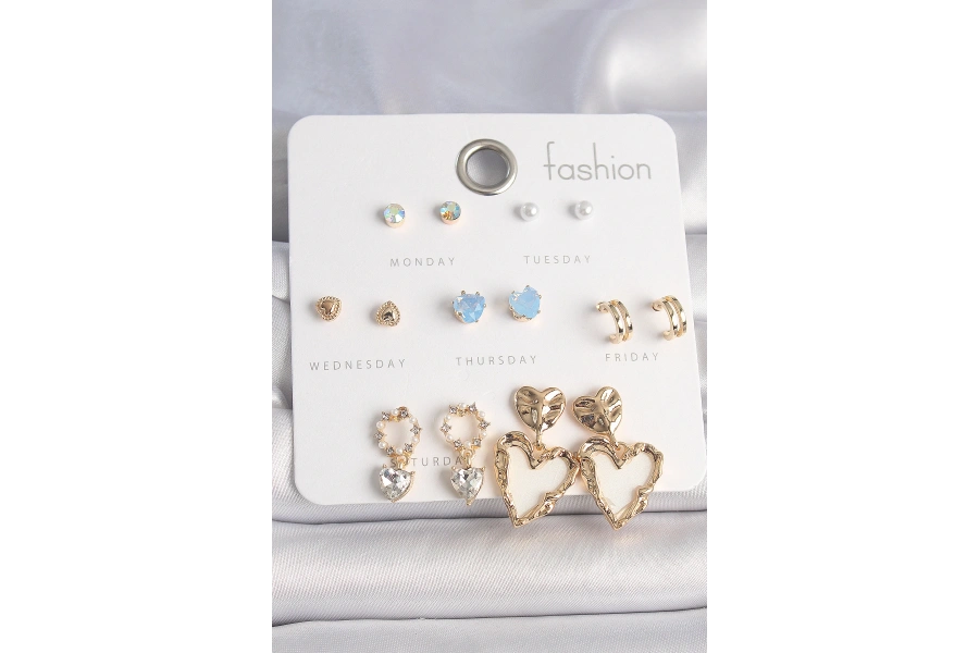 Shoecide Pirinç Gold Renk Zirkon Taşlı Sallantı Beyaz Sedefli Kalp Model 7 Çift Kadın Küpe Seti