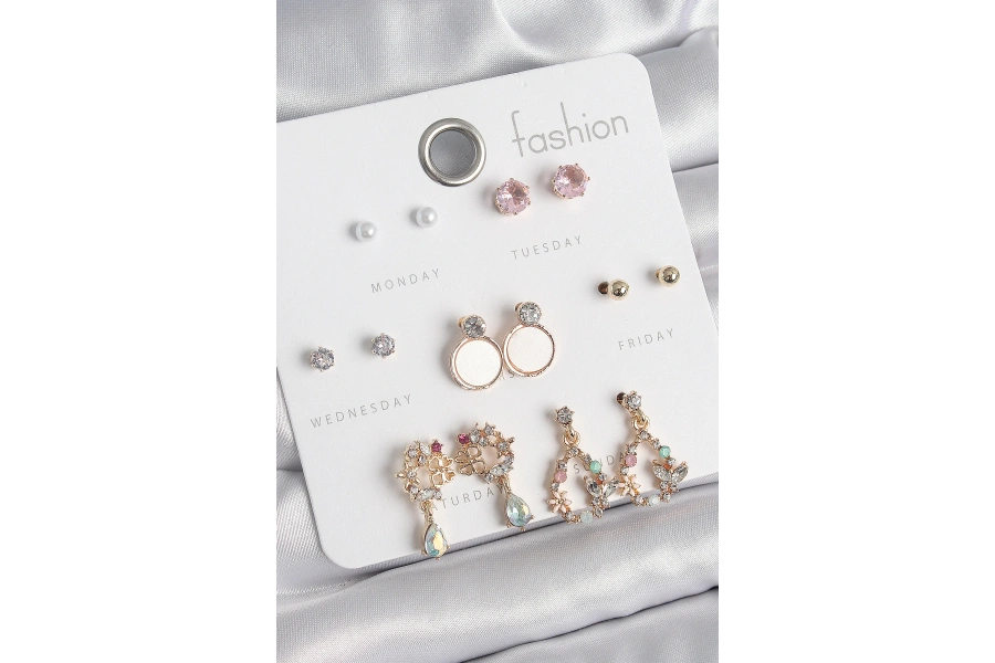 Shoecide Pirinç Gold Renk Zirkon Taşlı Sallantı Damla Figür Beyaz Mine Detay 7 Çift Kadın Küpe Seti