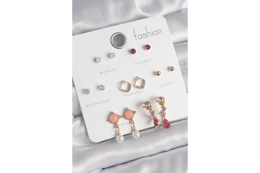 Shoecide Pirinç Gold Renk Zirkon Taşlı Sallantı İnci Detay 7 Çift Kadın Küpe