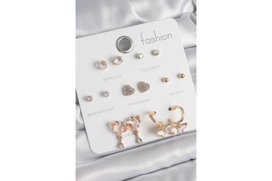 Shoecide Pirinç Gold Renk Zirkon Taşlı Sallantılı Kalp Figür Kelebek Detay 7 Çift Kadın Küpe Seti