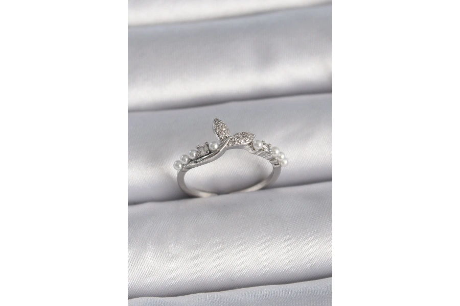 Shoecide Pirinç Gümüş Renk Ayarlanabilir Zirkon Taşlı Balık Kuyruğu İnci Detay Model Kadın Yüzük