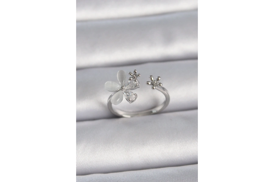 Shoecide Pirinç Gümüş Renk Ayarlanabilir Zirkon Taşlı Beyaz Mineli Yaprak Model Kadın Yüzük