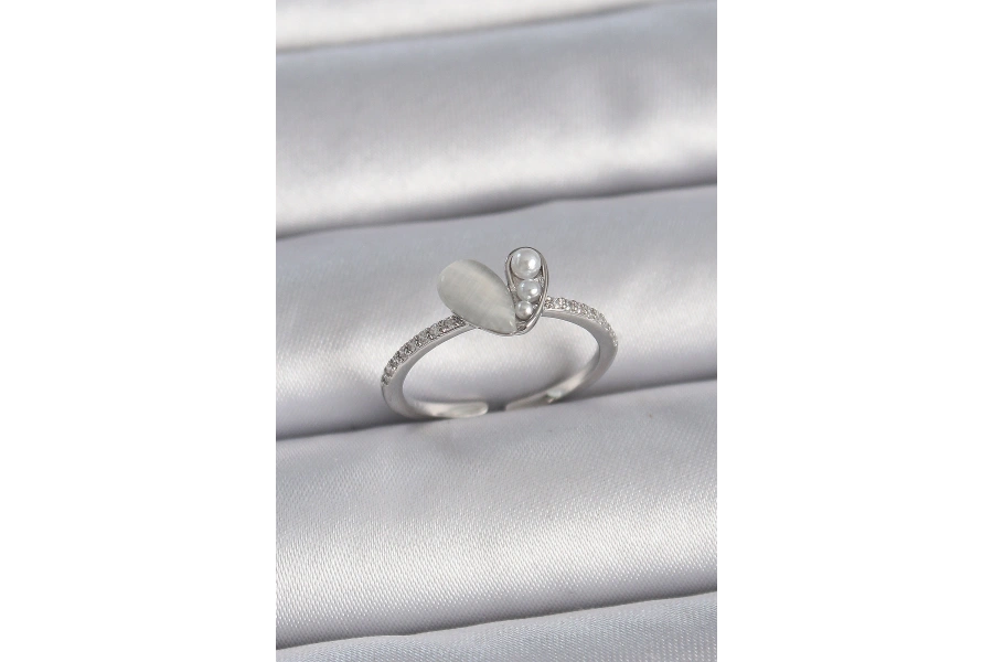 Shoecide Pirinç Gümüş Renk Ayarlanabilir Zirkon Taşlı İncili Beyaz Mineli Kalp Model Kadın Yüzük