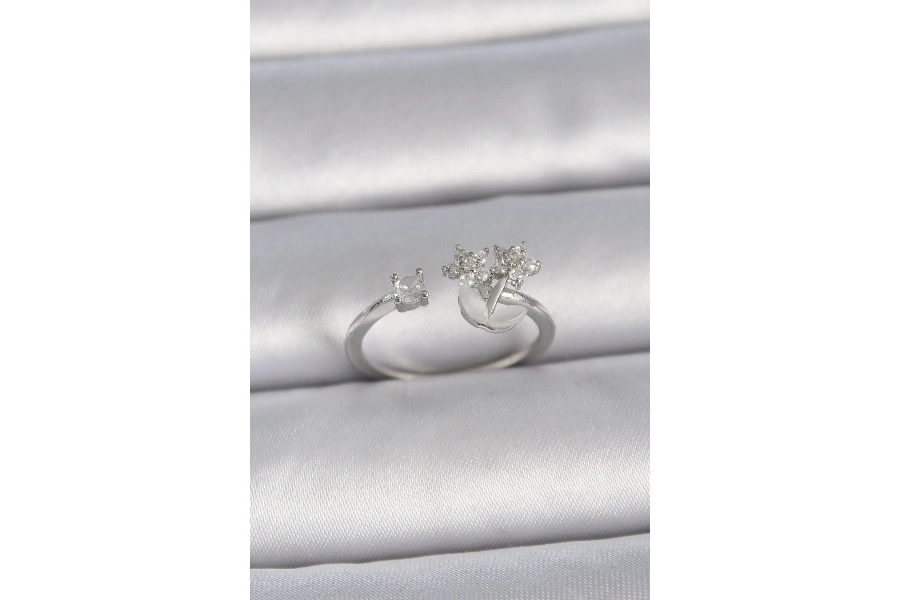 Shoecide Pirinç Gümüş Renk Ayarlanabilir Zirkon Taşlı Yıldız Model Kadın Yüzük