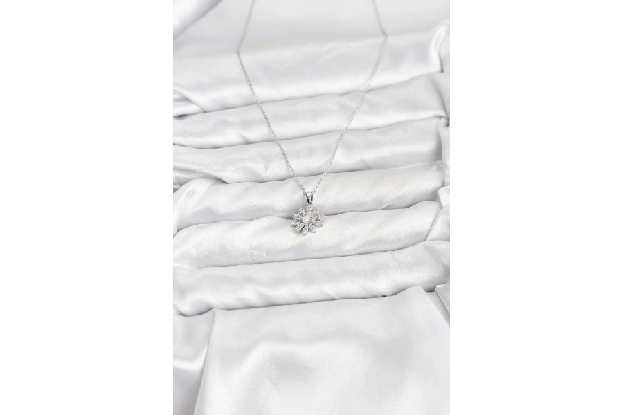 Shoecide Pirinç Gümüş Renk Çiçek Model Kadın Kolye