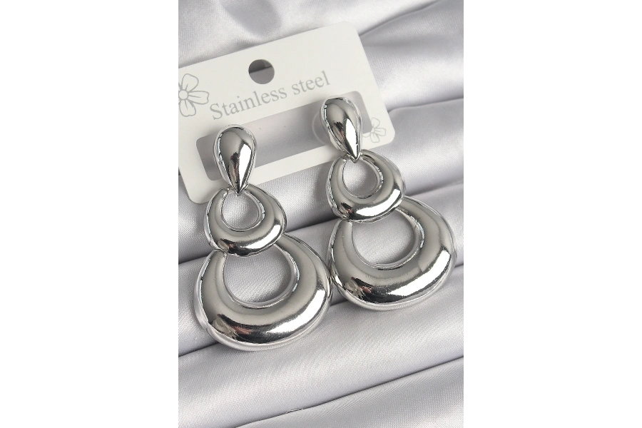 Shoecide Pirinç Gümüş Renk Damla Detay Sallantı Halka Model Kadın Küpe