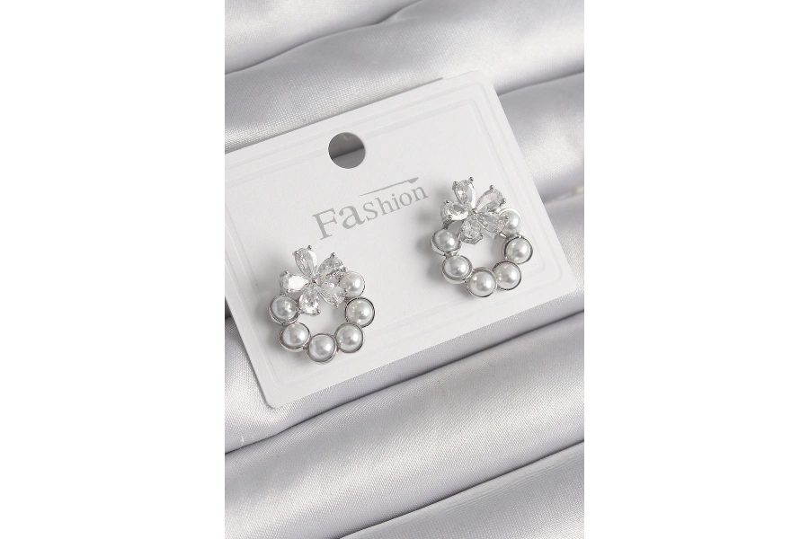 Shoecide Pirinç Gümüş Renk İncili Halka Model Zirkon Taşlı Çiçek Detay Kadın Küpe