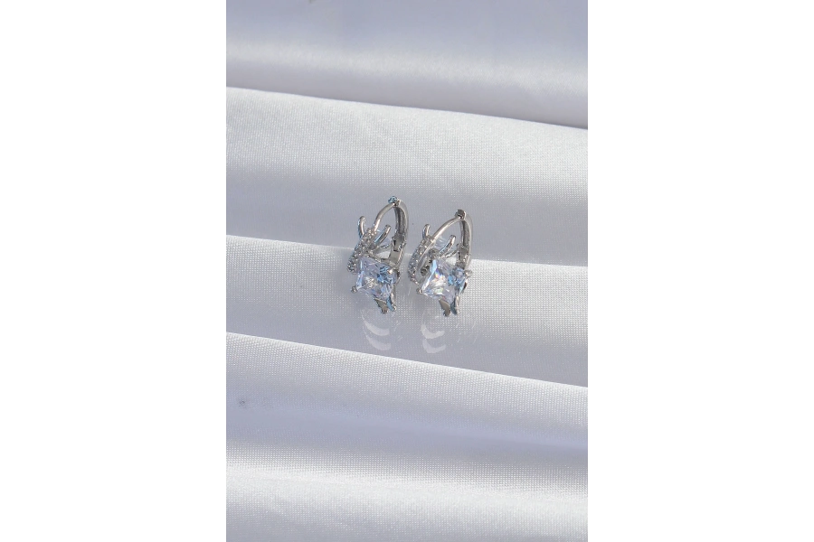 Shoecide Pirinç Gümüş Renk İri Zirkon Taşlı Kıvrımlı Minimal Kelebekli Halka Küpe