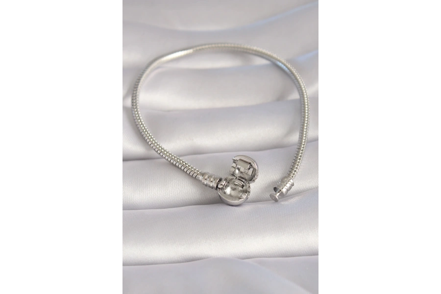 Shoecide Pirinç Gümüş Renk İşleme Detay Charm Model Kadın Bileklik