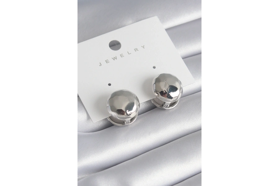 Shoecide Pirinç Gümüş Renk İşleme Detay Top Model Kadın Küpe