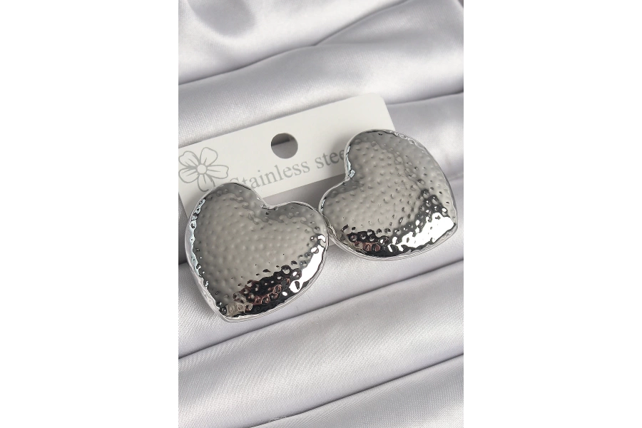 Shoecide Pirinç Gümüş Renk İşleme Detaylı Kalp Model Kadın Küpe