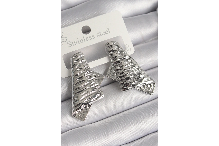 Shoecide Pirinç Gümüş Renk İşleme Detaylı Katlanmış Kare Plaka Model Kadın Küpe