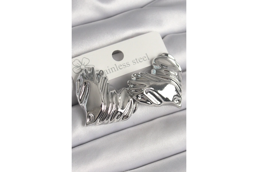 Shoecide Pirinç Gümüş Renk İşlemeli Kalp Model Kadın Küpe