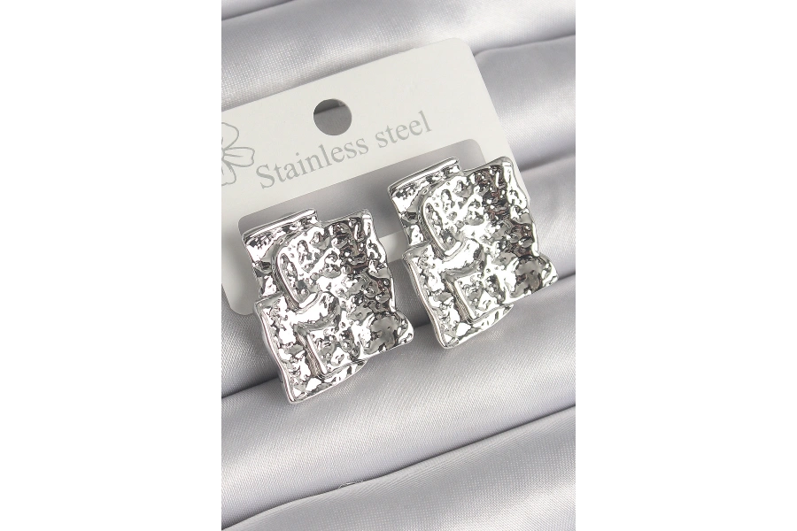 Shoecide Pirinç Gümüş Renk İşlemeli Kare Plaka Model Kadın Küpe