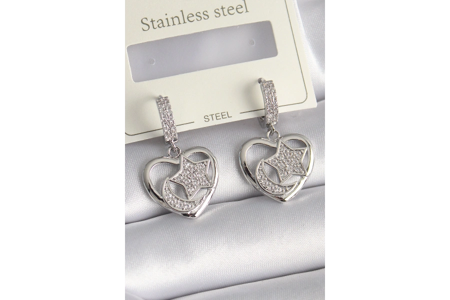 Shoecide Pirinç Gümüş Renk Kalp Model Zirkon Taşlı Ay Yıldız İşlemeli Kadın Küpe