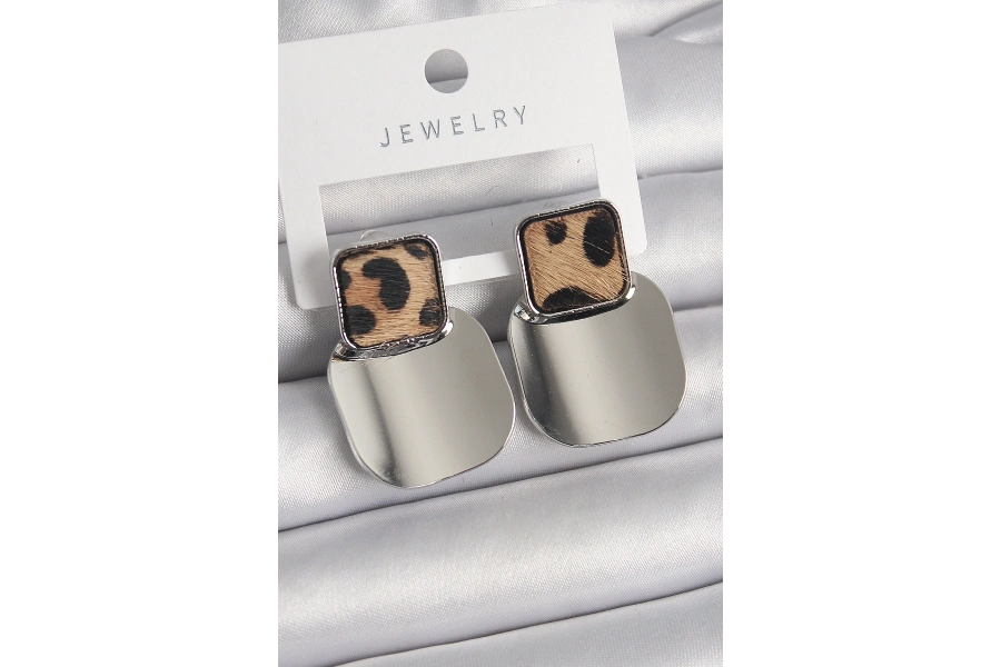 Shoecide Pirinç Gümüş Renk Kare Plaka Leopar Desenli Kadın Küpe