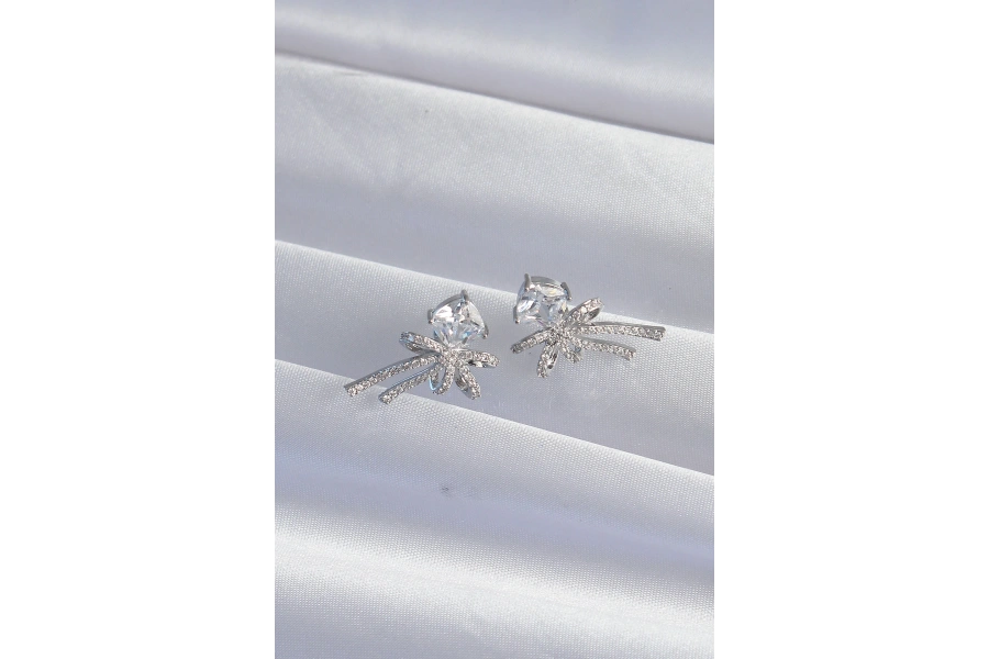 Shoecide Pirinç Gümüş Renk Kare Zirkon Taşlı Fiyonk Küpe