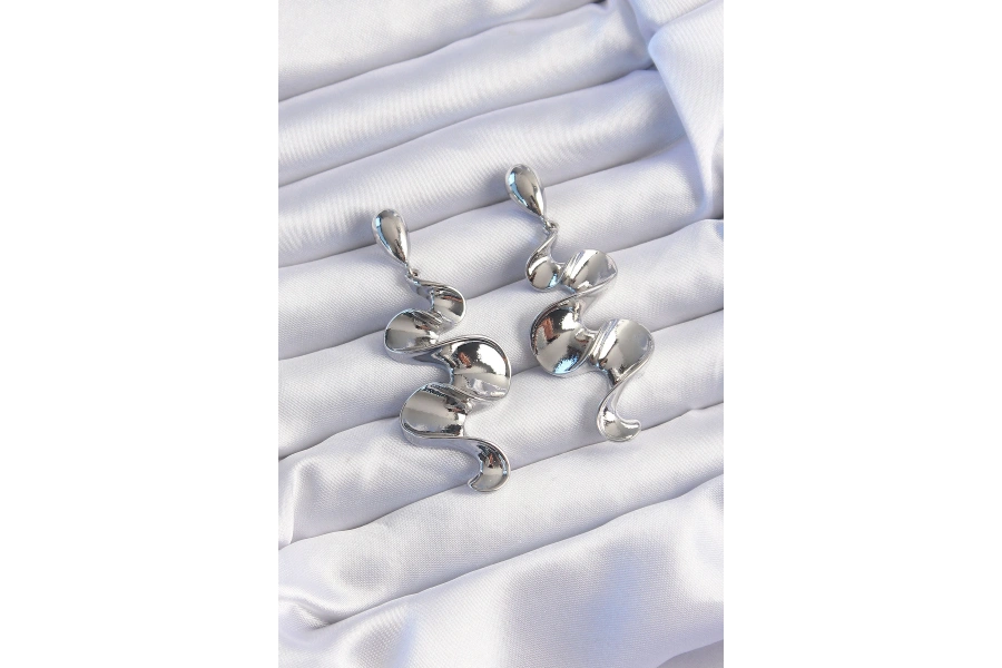 Shoecide Pirinç Gümüş Renk Kıvrımlı Sallantılı Küpe