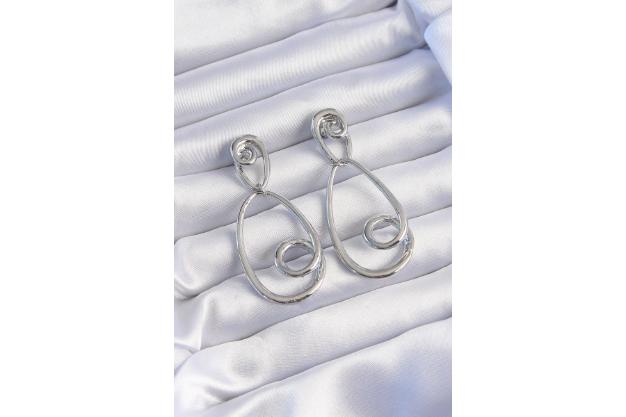 Shoecide Pirinç Gümüş Renk Kıvrımlı Sallantılı Küpe